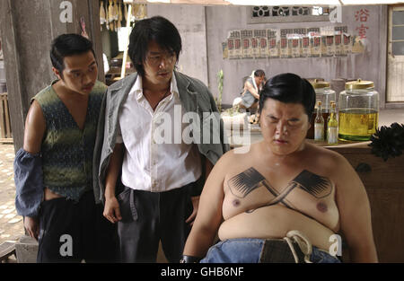 KUNG FU HUSTLE Gong Fu China/Hong Kong 2004 Stephen Chow Sing (STEPHEN CHOW, Mitte) Und Sein Kumpel (LAM TZE CHUNG, Re) Geben Sich als Mitglieder der Axt-Gang aus. Regie: Stephen Chow aka. Gong fu Stockfoto