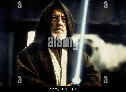 STAR WARS: EPISODE IV - A NEW hoffe USA 1977 George Lucas Ben-Obi-Wan Kenobi (ALEC GUINNESS) Mit Laserschwert. Regie: George Lucas Stockfoto