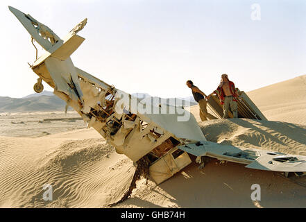 SAHARA USA/Spanien 2005 Breck Eisner Dirk Pitt (MATTHEW MCCONAUGHEY) Und Al Giordino (STEVE ZAHN) Entdecken Ein Altes Flugzeugwrack Mitten in der Wüste. Regie: Breck Eisner Stockfoto