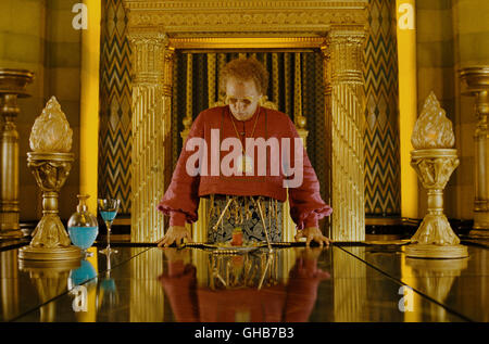 THE HITCHHIKERS GUIDE TO GALAXIS Hitchhikers Guide to Galaxy USA/UK 2005 Garth Jennings andere Welt religiöse Missionar Humma Kavula (JOHN MALKOVICH) in einer Szene aus heitere Komödie, "Anhalter Galaxis," unter der Regie von Garth Jennings produziert von Nick Goldsmith. FÜR PRINT-OUTLETS. NICHT FÜR DIE INTERNETNUTZUNG. Von Buena Vista International vertrieben. Die Erlaubnis ist hiermit Zeitschriften Zeitungen, dieses Bild zu reproduzieren, unter der Bedingung, dass es von (c) DISNEY ENTERPRISES, INC. & SPYGLASS ENTERTAINMENT, LLC begleitet wird. Alle Rechte vorbehalten. FÜR PRINT-OUTLETS. NICHT FÜR Stockfoto