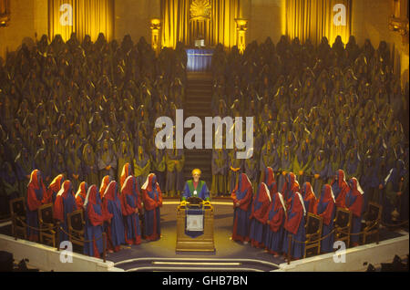 PER ANHALTER DURCH sterben GALAXIS Hitchhikers Guide to Galaxy USA/UK 2005 Garth Jennings religiöser Führer Humma Kavula (JOHN MALKOVICH, Center), die einige seiner Anhänger in einer Szene aus heitere Komödie, "Anhalter Galaxis," unter der Regie von Garth Jennings von Nick Goldsmith produziert. FÜR PRINT-OUTLETS. NICHT FÜR DIE INTERNETNUTZUNG. Von Buena Vista International vertrieben. Die Erlaubnis ist hiermit Zeitschriften Zeitungen, dieses Bild zu reproduzieren, unter der Bedingung, dass es von (c) DISNEY ENTERPRISES, INC. & SPYGLASS ENTERTAINMENT, LLC begleitet wird. Alle Rechte vorbehalten. FÜR PRINT-OUTLETS. Stockfoto