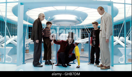 CHARLIE UND sterben Bad Charlie und die Schokolade Fabrik USA/UK 2005 Tim Burton Opa Joe (DAVID KELLY), Charlie Bucket (FREDDIE HIGHMORE), Willy Wonka (JOHNNY DEPP), Mike Teavee (JORDAN FRY), Herr Teavee (ADAM GODLEY) Regie: Tim Burton aka. Charlie und die Schokoladenfabrik Stockfoto