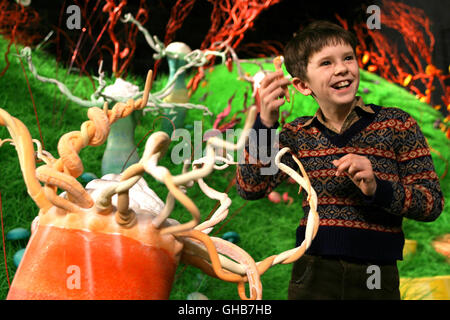 CHARLIE UND sterben Bad Charlie und die Schokolade Fabrik USA/UK 2005 Tim Burton Charlie Bucket (FREDDIE HIGHMORE)-Regie: Tim Burton aka. Charlie und die Schokoladenfabrik Stockfoto