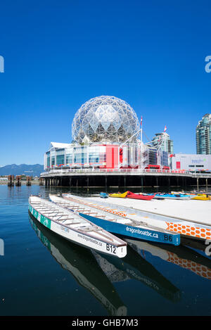 Ein Blick auf Science World bei Telus World of Science, einer spektakulären Science Center am False Creek in Vancouver, Kanada. Stockfoto