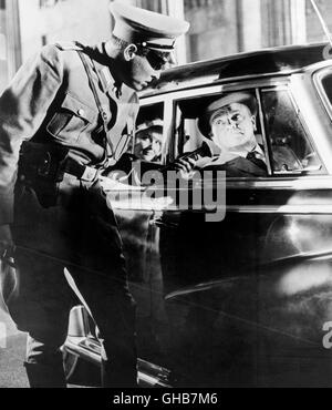EINS, ZWEI, DREI eins, zwei, drei USA/BRD 1961 Billy Wilder Szene: MacNamara (JAMES CAGNEY) Bei Einer Nächtlichen Autokontrolle in Ostberlin. Komödie Regie: Billy Wilder aka. Eins zwei drei Stockfoto