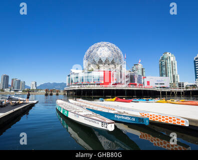 Ansicht der Wissenschaft World at Telus World of Science und der Dragon Zone paddeln Club am False Creek in Vancouver, British Columbia, Kanada. Stockfoto