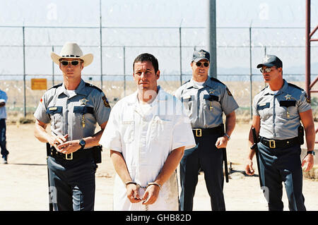 SPIEL OHNE FAUSTFORM das längste Yard USA 2005 Peter Segal Ex-Profi-Quarterback Paul "Wrecking" Crewe (ADAM SANDLER, Center) im Gefängnis. Komödie Regie: Peter Segal aka. The Longest Yard Stockfoto