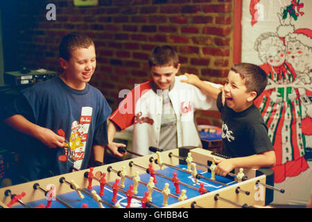 MAD HOT BALLROOM USA 2005 Marilyn Agrelo Kinder spielen Tischfußball in "Mad Hot Ballroom" Erzeugt Mit der Demo-Version des Beschriftung Schriftsteller II. Regie: Marilyn Agrelo Stockfoto