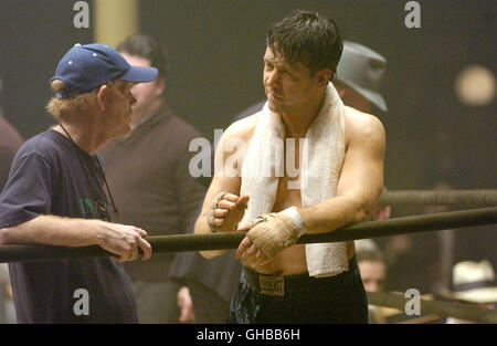 DAS COMEBACK Aschenputtel Mann USA 2005 Ron Howard Regisseur RON HOWARD und RUSSELL CROWE am Set. Regie: Ron Howard aka. Aschenputtel Mann Stockfoto