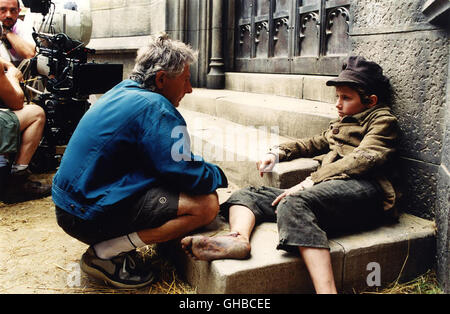 OLIVER TWIST UK/Tschechische Republik/F/IT 2005 Roman Polanski Regisseur ROMAN POLANSKI und BARNEY CLARK am Drehort Regie: Roman Polanski Stockfoto