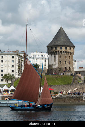 La navigiert Bergère de Domrémy B 5929 (Schaluppe baut 1936) Penfeld vor The Tanguy Turm, Brest, Frankreich Stockfoto