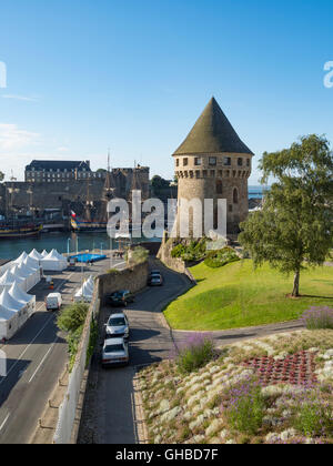 Recouvrance: Rue de la Tour, La Tour spritzig und des Flusses Penfeld (während der International Maritime festivals Brest 2016), Brest, Frankreich. Stockfoto