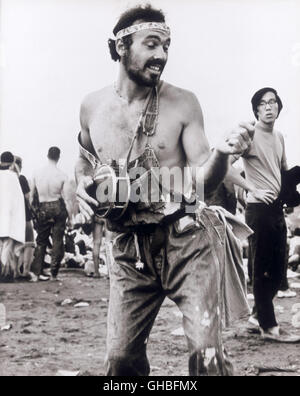 WOODSTOCK USA 1969 Michael Wadleigh Film Chronik des legendären Woodstock Music Festival. 1969 Fand Das Legendäre Open-air-Festival "Woodstock" in der Kleinen Gemeinde Bethel Westlich von New York Statt. Fast Eine Halbe Million Junger Amerikaner Strömte Zum Spektakulärsten Festival der Rockgeschichte, Das Vor Dem Hintergrund von Vietnamkrieg Und Rassismus Zum Musikgeschichtlichen Höhepunkt der Hippie-Bewegung Wurde. Bild: Festivalbesucher Regie: Michael Wadleigh Stockfoto