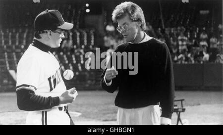 MAJOR LEAGUE USA 1989 leitet David Ward Autor/Regisseur DAVID WARD (rechts) CHARLIE SHEEN während der Dreharbeiten zu "Major League". Sheen spielt Cleveland Indians Rookie Krug Rickie Vaughn. Regie: David Ward Stockfoto