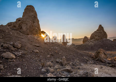 Sonnenuntergang über Trona Pinnacles in Kalifornien. Stockfoto