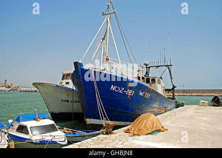 Traditionelle spanische Fischerboote in den Hafen, Estepona, Provinz Malaga, Andalusien, Spanien, Westeuropa. Stockfoto