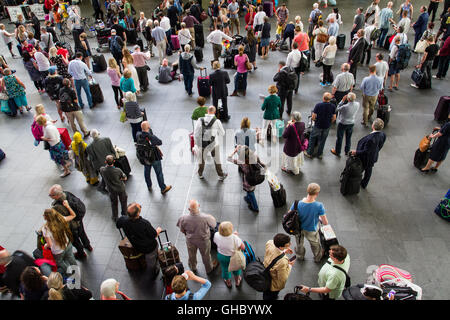 Auf der Suche nach unten von oben auf einem überfüllten King's Cross Bahnhofshalle, die verpackt ist voll von Reisenden und Pendler. Stockfoto
