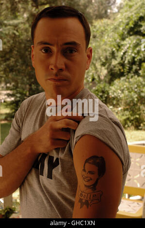 AMERICAN DREAMZ USA 2005 Paul Weitz Sallys Freund William Williams (CHRIS KLEIN) zeigt seine Liebe zu seiner Freundin am Arm in AMERICAN DREAMZ. Regie: Paul Weitz Stockfoto