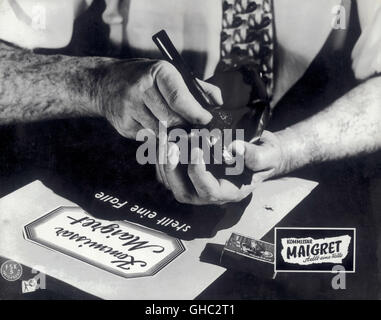 KOMMISSAR MAIGRET STELLT EINE FALLE Maigret neigen un Piege Frankreich/Italien 1957 Jean Delannoy Scene mit Rohr, Regie: Jean Delannoy aka. Maigret neigen un piege Stockfoto