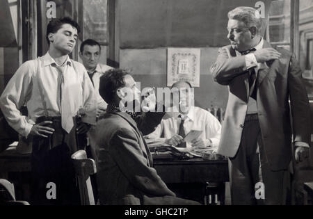 KOMMISSAR MAIGRET STELLT EINE FALLE Maigret neigen un Piege Frankreich/Italien 1957 Jean Delannoy Scene mit GUY DECOMBLE (Mazet), LINO VENTURA (Torrence), JEAN GABIN (Inspector Maigret) Regie: Jean Delannoy aka. Maigret neigen un piege Stockfoto