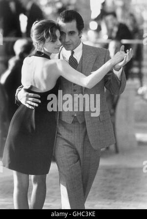 DER DUFT DER FRAUEN Duft einer Frau USA 1992 Martin Brest Frank Slade (AL PACINO) tanzt eine improvisierte Tango mit Donna (GABRIELLE ANWAR), eine junge Frau, die er gerade kennengelernt hat. Regie: Martin Brest aka. Scent of a Woman Stockfoto