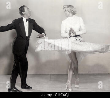 APRIL IN PARIS USA 1952 David Butler Putnam (RAY BOLGER) und Ethel Dynamit Jackson (DORIS DAY) als Tanzpaar Regie: David Butler Stockfoto