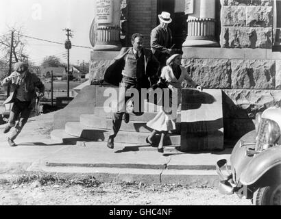 BONNIE und CLYDE USA 1967 Arthur Penn C.W.Moss (MICHAEL J. POLLARD), Buck Barrow (GENE HACKMAN), Clyde Barrow (WARREN BEATTY) und Bonnie Parker (FAYE DUNAWAY) in Aktion Regie: Arthur Penn Stockfoto