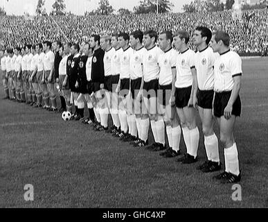 GIB MICH STERBEN UEBERZEUGT! -STERBEN SIE 1. DEUTSCHE FUßBALLROLLE Gib mich sterben ueberzeugt! D 2006 Oliver Gieth, Peter Hüls Bild: Das ist die Mannschaft, sterben sterben Fernsehwelle Ausgelöst Hut "Gib mich Die Kirsch!" - Angeblich Ein Ausspruch des Legendären Borussen-Stürmers Lothar Emmerich - Porträtiert Den Wandel der Bundesliga Vom Kulturell Verzweigten Sportereignis Zum Ereignis der Unterhaltungsindustrie. Es ist Eine Dokumentation aus der Ersten Dekade des Bezahlten Berger - von der I.gr der Bundesliga 1963 Bis Zum Gewinn der Fußballweltmeisterschaft 1974. Eine Urkomische Zeitreise in Die deutsche Stockfoto