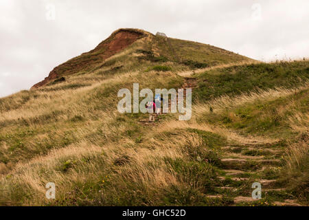 Eine männliche und weibliche Wanderer die steilen Steigungen Cleveland unterwegs am Skinningrove in North Yorkshire Stockfoto