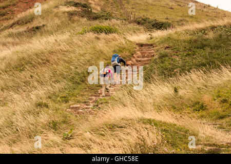 Eine männliche und weibliche Wanderer die steilen Steigungen Cleveland unterwegs am Skinningrove in North Yorkshire Stockfoto