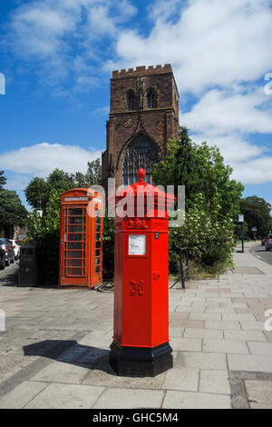 Traditionelle, rote "Penfold" Stil Briefkasten/Pillarbox in der Nähe von Shrewsbury Abtei. Stockfoto