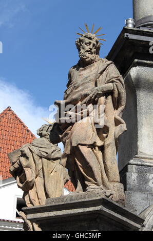 Gedenkbrunnen in den wichtigsten Platz Cesky Krumlov, Tschechische Republik Stockfoto