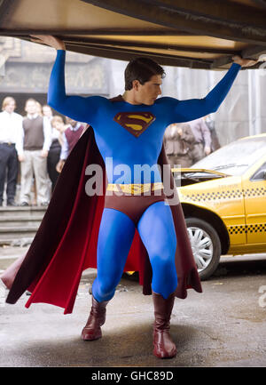 SUPERMAN RETURNS Australien/USA 2006 Bryan Singer Superman (BRANDON ROUTH) in Aktion Regie: Bryan Singer Stockfoto