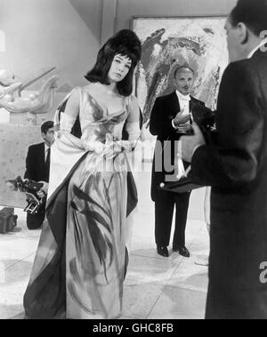 WHAT A WAY TO GO! Was für ein Weg zu Go USA 1964 J. Lee Thompson Louisa Foster (SHIRLEY MACLAINE) in einer Galerie Regie: J. Lee Thompson Alias. What a Way to Go Stockfoto