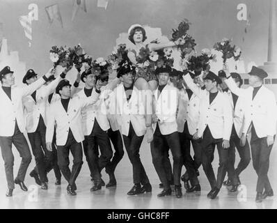 WHAT A WAY TO GO! Was für ein Weg zu Go USA 1964 J. Lee Thompson SHIRLEY MACLAINE in einer Show-Szene mit Tänzern. Regie: J. Lee Thompson Alias. What a Way to Go Stockfoto