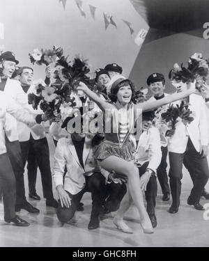 WHAT A WAY TO GO! Was für ein Weg zu Go USA 1964 J. Lee Thompson SHIRLEY MACLAINE in einer Show-Szene mit Tänzern Regie: J. Lee Thompson Alias. What a Way to Go Stockfoto