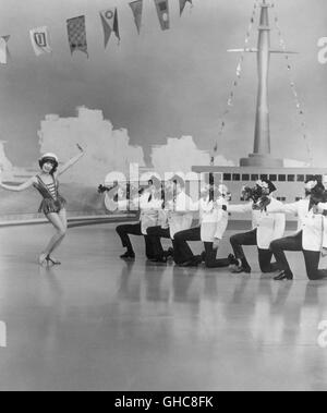 WHAT A WAY TO GO! Was für ein Weg zu Go USA 1964 J. Lee Thompson SHIRLEY MACLAINE in einer Show-Szene mit Tänzern Regie: J. Lee Thompson Alias. What a Way to Go Stockfoto