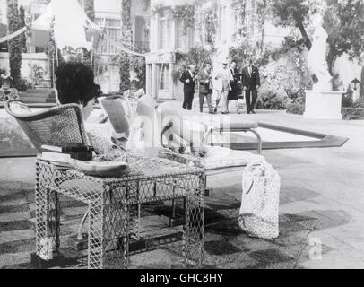 WHAT A WAY TO GO! Was für ein Weg zu Go USA 1964 J. Lee Thompson Szene mit SHIRLEY MACLAINE als Louisa Foster Regie: J. Lee Thompson Alias. What a Way to Go Stockfoto