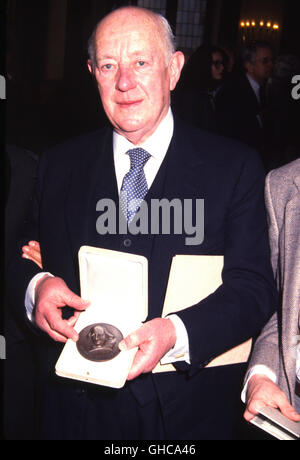 SIR ALEC GUINNESS Wird 1985 in Hamburg Mit Dem "Shakespeare-Preis" der Alfred C.Toepfer-Stiftung Ausgezeichnet. Alfred C.Toepfer Foundation hat Sir Alec Guinness mit dem Shakespeare-Preis geehrt. Stockfoto