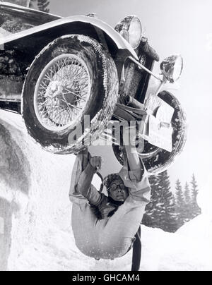 MONTE-CARLO oder Büste UK/Frankreich/Italien 1969 Ken Annakin Kuriositäten Szene mit hängenden TONY CURTIS als Chester Schofield während einer Autorallye Regie: Ken Annakin Stockfoto