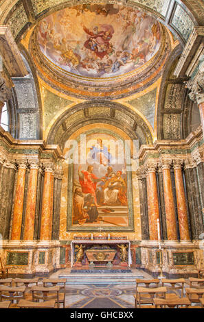 Rom, Italien, 2016: Cybo-Kapelle in der Kirche Basilica di Santa Maria del Popolo - Altarpace The Immaculate Conception und Heiligen Stockfoto