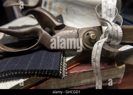 Sammlung von Schneider Schere, Anzug Tuch, Maßband und Bücher zusammen. Stockfoto