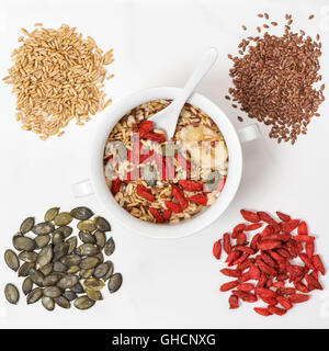 Haferflocken mit Goji-Beeren, Leinsamen, Pumpkinseed. Müsli-Frühstück. Gesunden superfoods Stockfoto