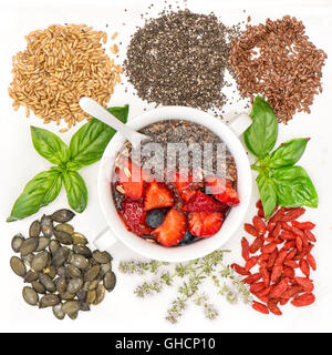 Haferflocken mit Goji-Beeren, Chia-Samen, Leinsamen, Pumpkinseed. Müsli-Frühstück. Gesunden superfoods Stockfoto