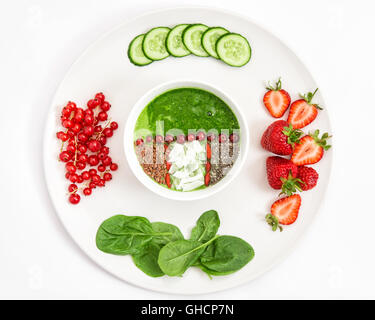 Gesundes Grün Spinat Smoothie mit Erdbeere, Chia und Leinsamen. Lebensmittelzutaten. Entgiftung und Superfoods Konzept Stockfoto
