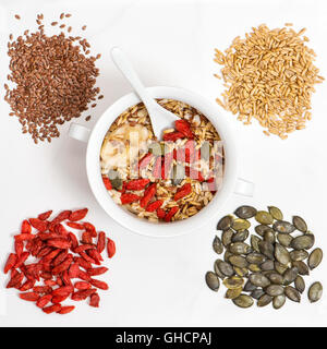 Haferflocken mit Goji-Beeren, Leinsamen, Pumpkinseed. Müsli-Frühstück. Gesunden superfoods Stockfoto