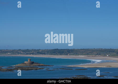 Scenic View of la Rocco Tower und St.Ouens Bay, Jersey, Kanalinseln Stockfoto