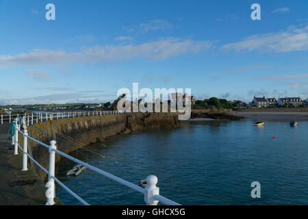 Flut am Hafen von La Rocque, Grouville, Jersey, Kanalinseln. Stockfoto