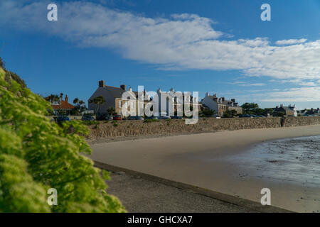 Flut am Hafen von La Rocque, Grouville, Jersey, Kanalinseln. Stockfoto