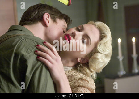 THE BLACK DAHLIA D/USA 2006 Brian De Palma JOSH HARTNETT (Dwight Bleichert) und SCARLETT JOHANSSON (Kay Lake) in einer Liebesszene. Regie: Brian De Palma Stockfoto